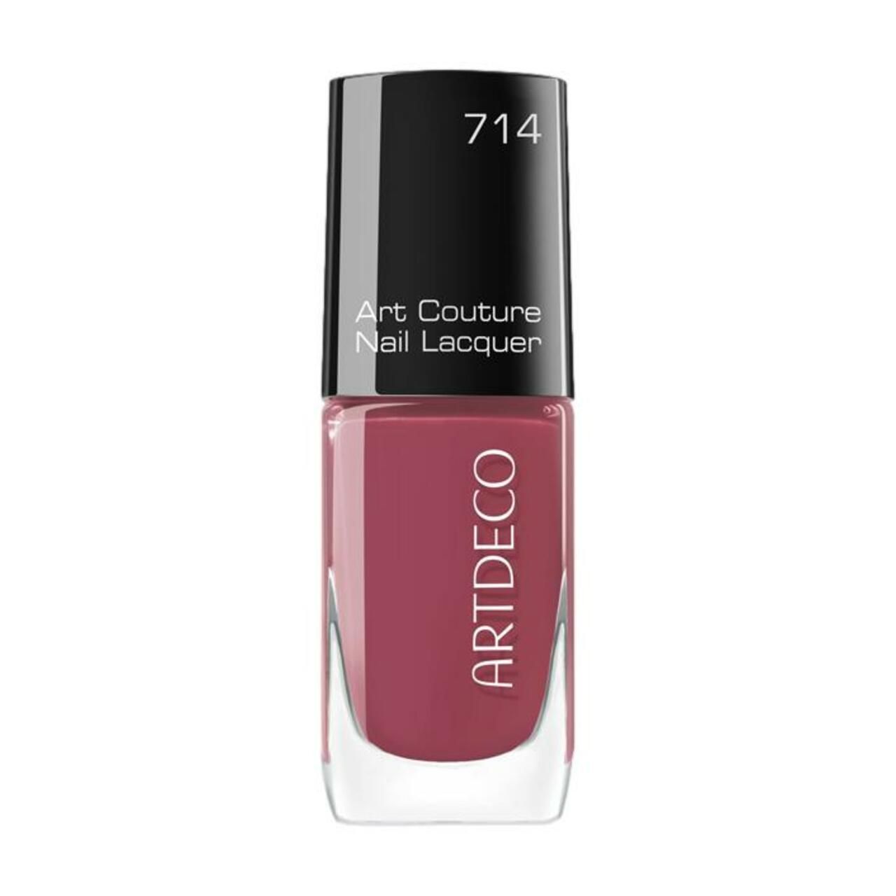 Nagellackflasche, weinrot. Schwarzer Deckel mit Aufschrift "714". Aufschrift "Art Couture Nail Lacquer" und "ARTDECO".