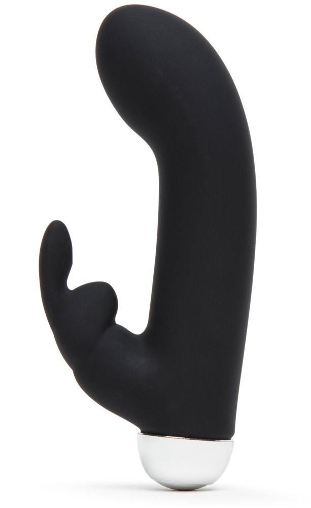 Schwarzer Rabbit-Vibrator mit gebogener Form. Mit zwei Vorsprüngen, einem für die Klitoris und einem für die vaginale Stimulation. Weißer Sockel.
