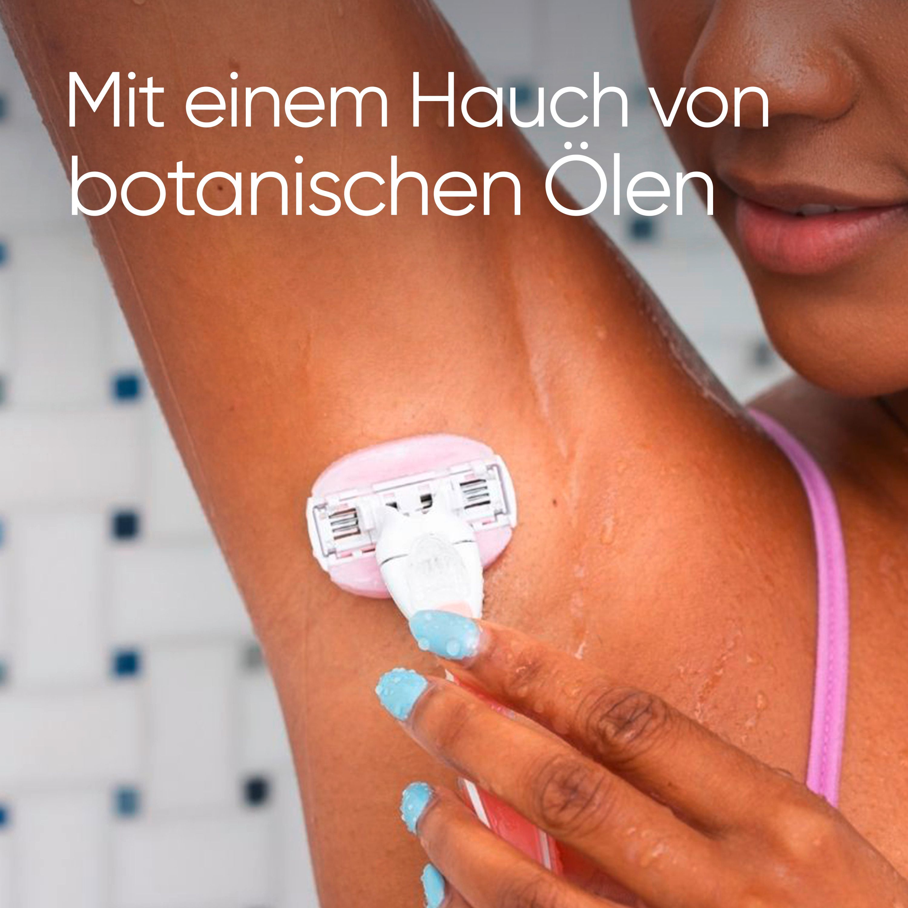 Person rasiert Achsel mit Rasierer. Rosa Rasierer mit weißen und rosa Elementen. Blaue Fingernägel.