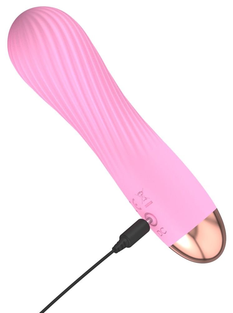 Pinker Mini-Vibrator mit gerillter Oberfläche und goldener Spitze, lädt über USB.