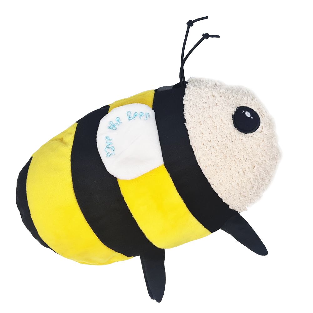 Gelb-schwarze Wärmflasche in Bienenform. Mit weißen Flügeln und schwarzen Fühlern. Auf einem Flügel steht "Save the Bees".