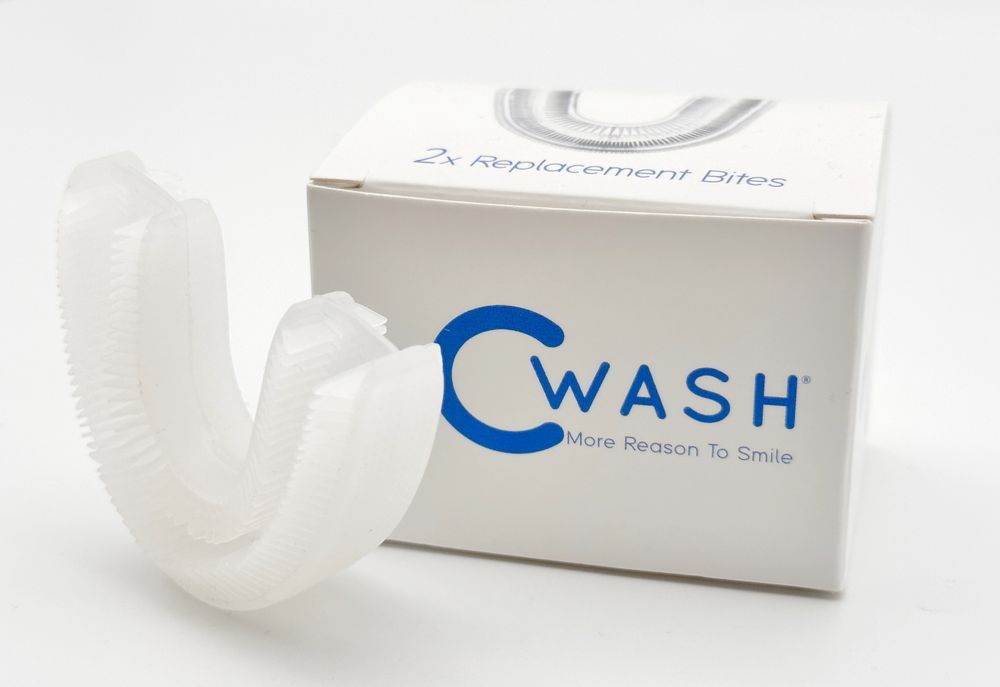 Ersatzbisschiene neben Verpackung. Verpackung mit 'CWASH' und 'More Reason To Smile'.