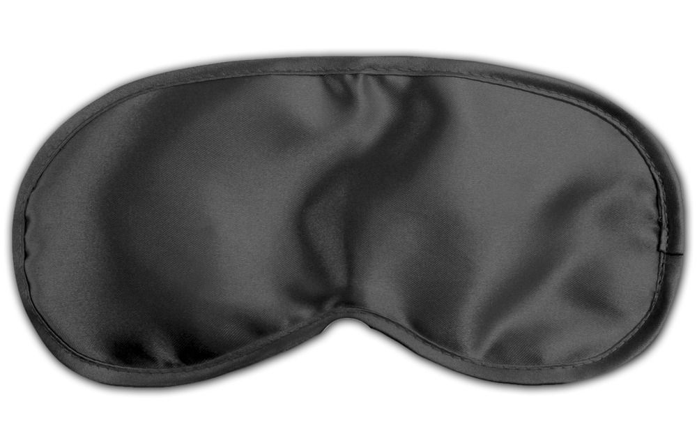Schwarze Satin Love Maske. Oval geformt, aus glattem Stoff. Schwarze Naht umrandet die Maske.