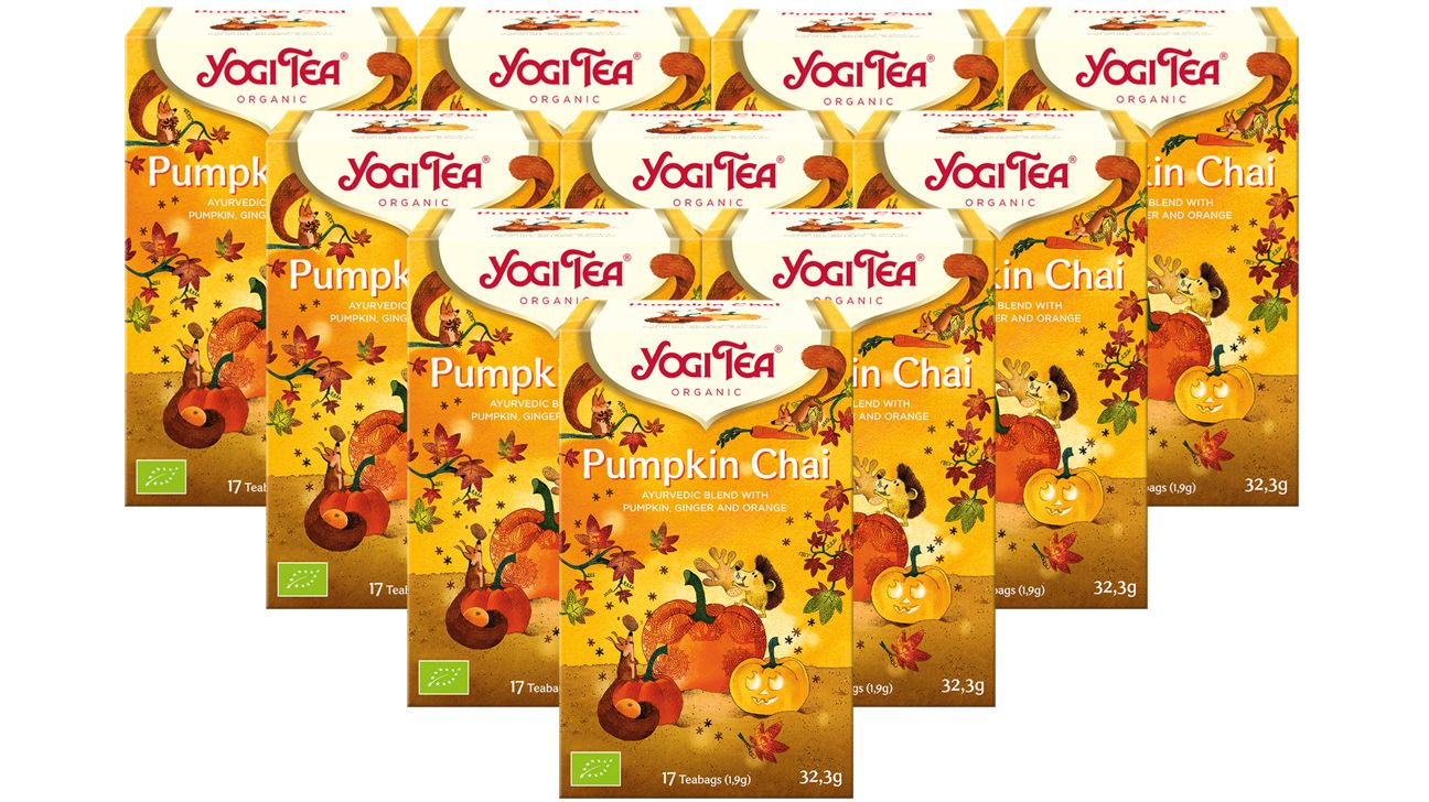 Mehrere Packungen Tee. Aufdruck: YOGI TEA, Pumpkin Chai. Mit Kürbis-Illustration und Bio-Siegel.