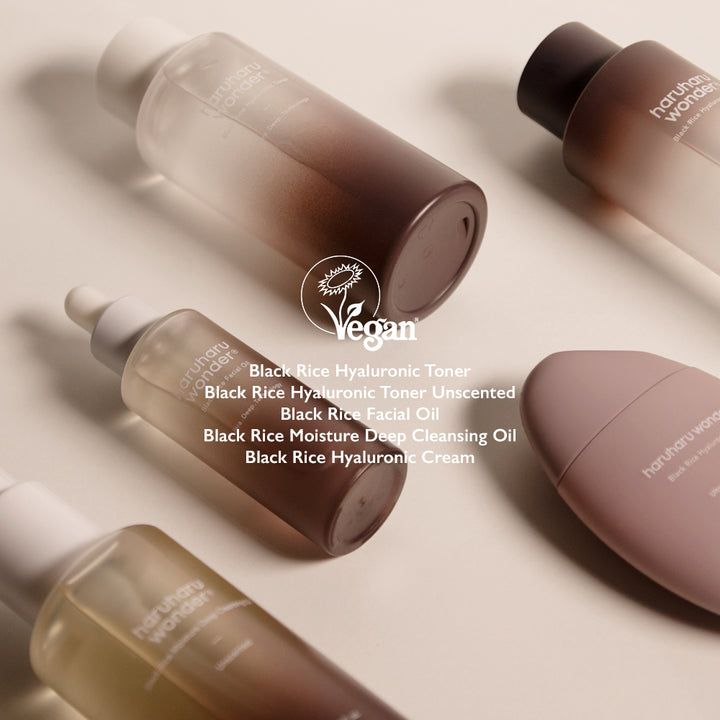 Mehrere Produkte auf einer Oberfläche. Tonerflaschen, Gesichtsöl und Creme. Vegan-Siegel. Aufschrift: Haruharu wonder.