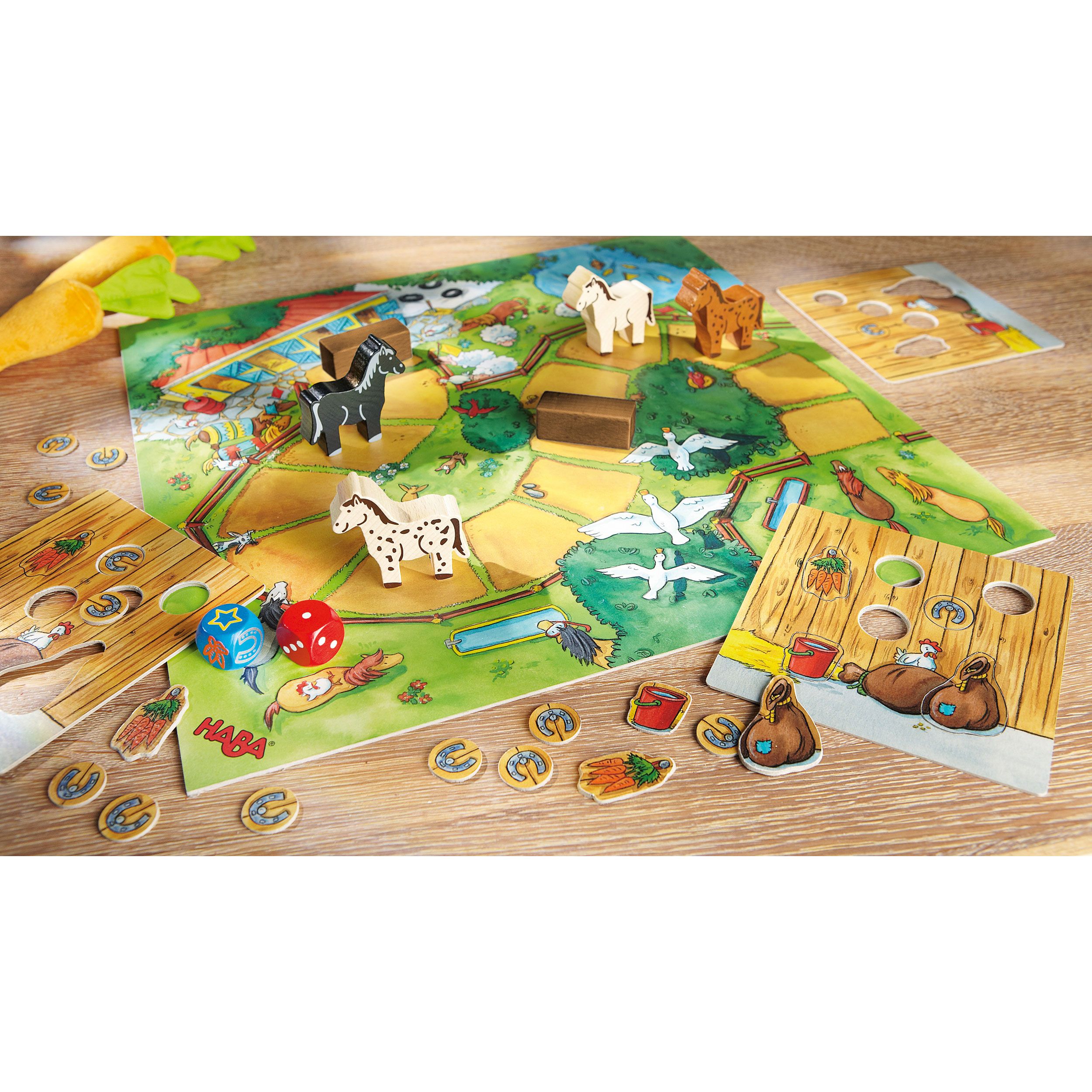 Spielbrett mit Pferdefiguren, Würfeln, Karten und Spielsteinen. Nahaufnahme des Spiels mit verschiedenen Spielelementen.