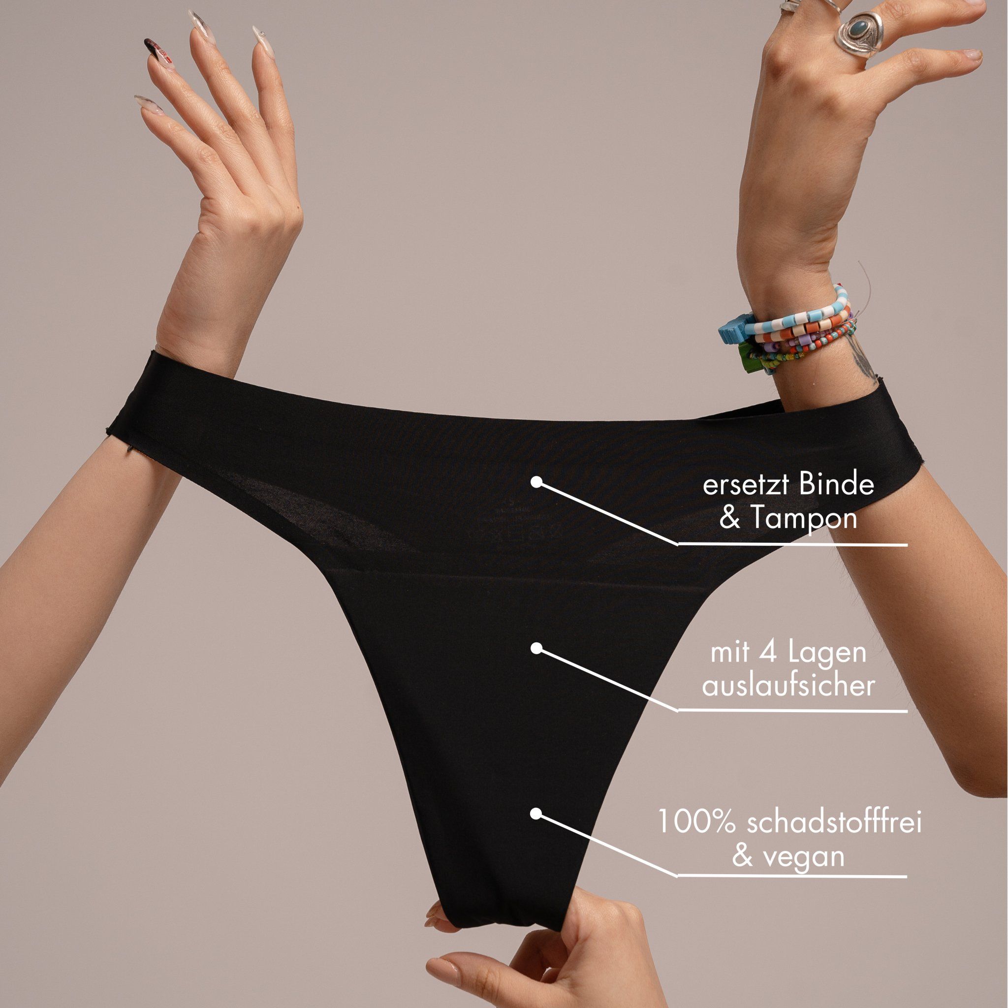 Schwarzer Slip, von Händen gehalten. Text: Ersetzt Binde & Tampon, mit 4 Lagen auslaufsicher, 100% schadstofffrei & vegan.