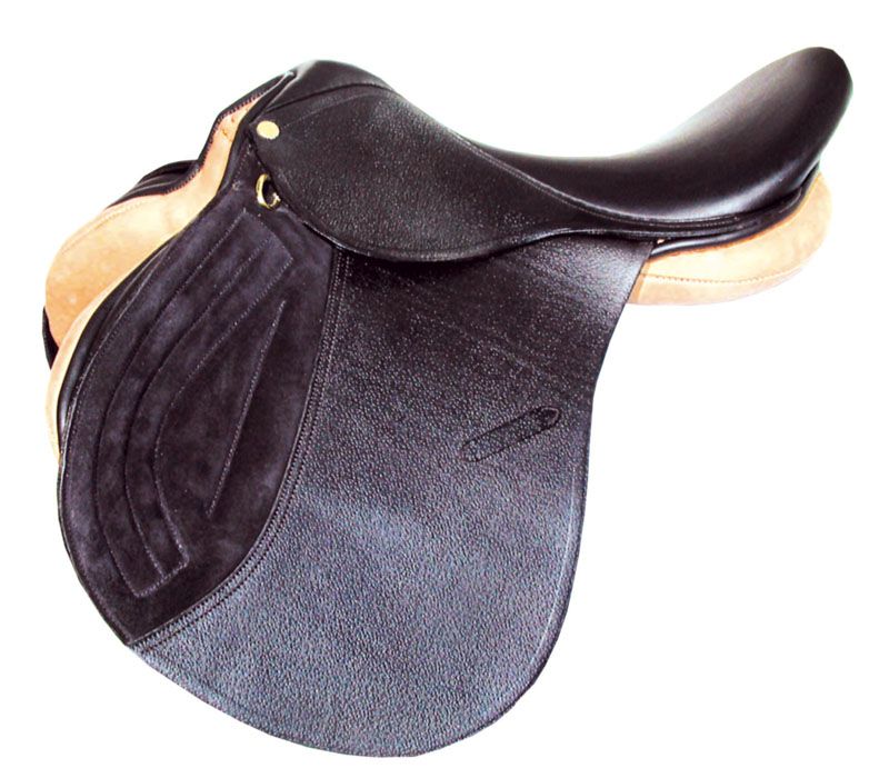 Schwarzer Sattel mit braunen und beigen Elementen. Leder und Wildleder. Goldfarbene Metallringe.