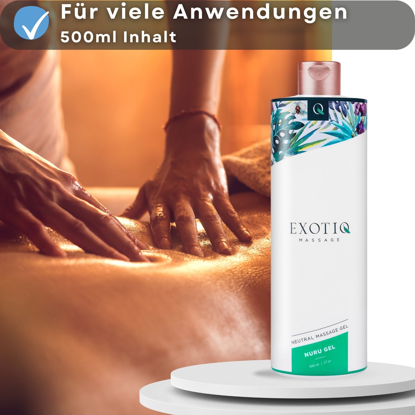 Frau bekommt Massage. Flasche mit weißem Etikett. Aufschrift: EXOTIQ MASSAGE. Rosa Deckel.