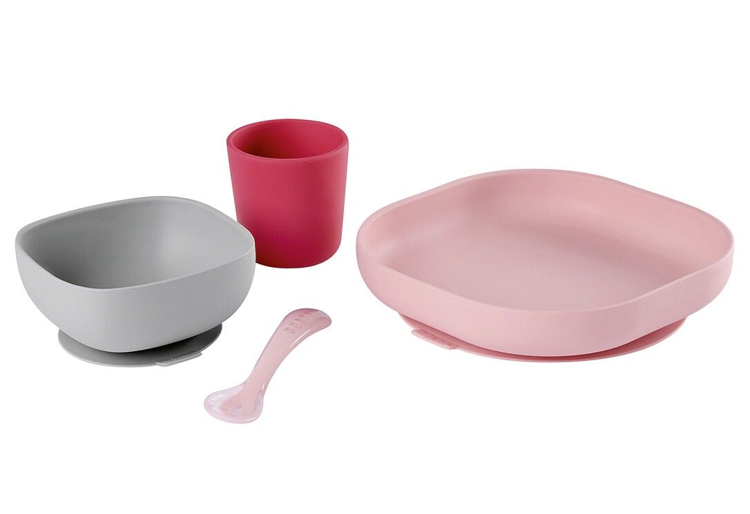 Rosa Teller, graue Schüssel, pinkfarbener Becher und Löffel. Alle aus Silikon. Einzeln angeordnet.