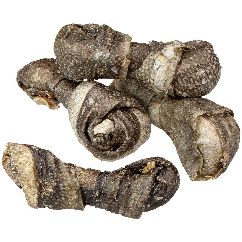 Mehrere Kauknoten aus Fischhaut. Graubraune Farbe, geknotete Form. Auf weißem Hintergrund.