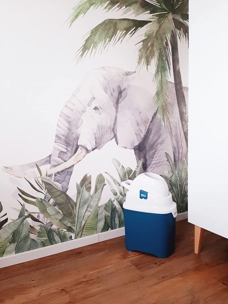 Blauer und weißer Windeleimer vor Wand mit Elefanten-Wandbild. Auf Holzboden.