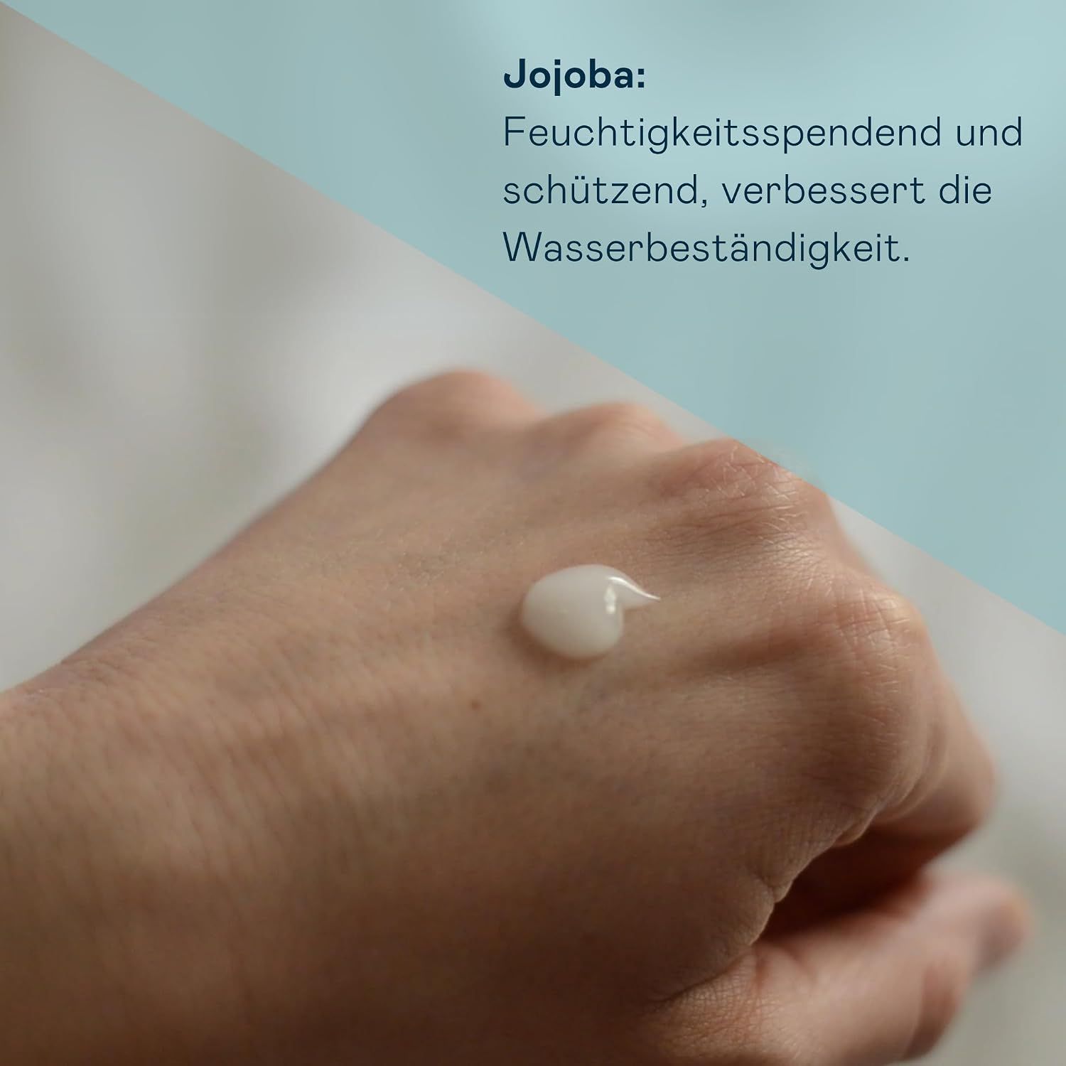 Hand aufgetragen mit einem Tropfen Handcreme.
