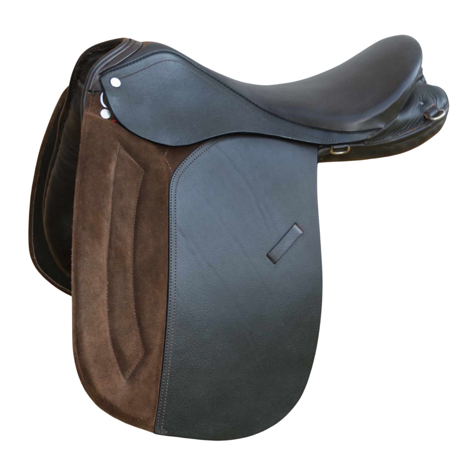 Schwarzer Sattel mit braunen Wildleder- und Lederteilen. Sichtbare Steigbügelhalterung und Ziernähte. Seitenansicht.
