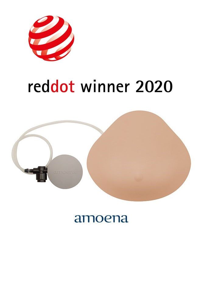 Brustprothese mit Auszeichnung „reddot winner 2020“. Logo „amoena“. Hautfarbenes Produkt mit Zubehör.