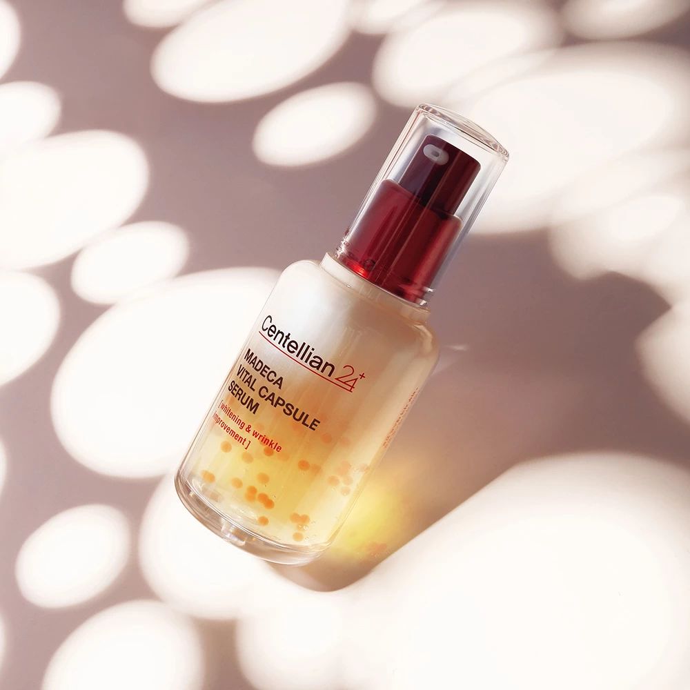 Serumflasche mit rotem Deckel. Aufschrift: CENTELLIAN24, MADECA VITAL CAPSULE SERUM. Auf hellem Untergrund.