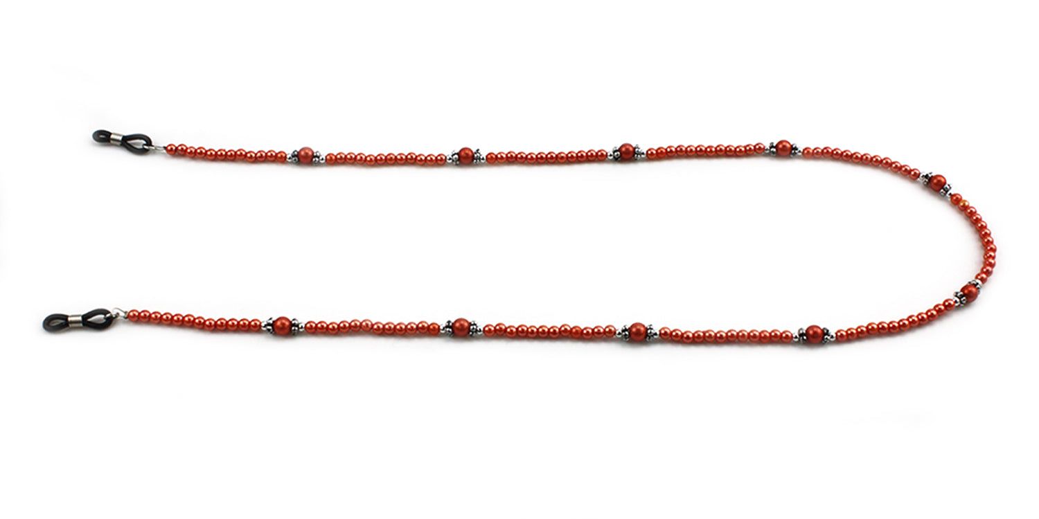 Brillenkette mit roten Perlen und silberfarbenen Elementen. Schwarze Brillenhalterungen an den Enden. Auf weißem Hintergrund.