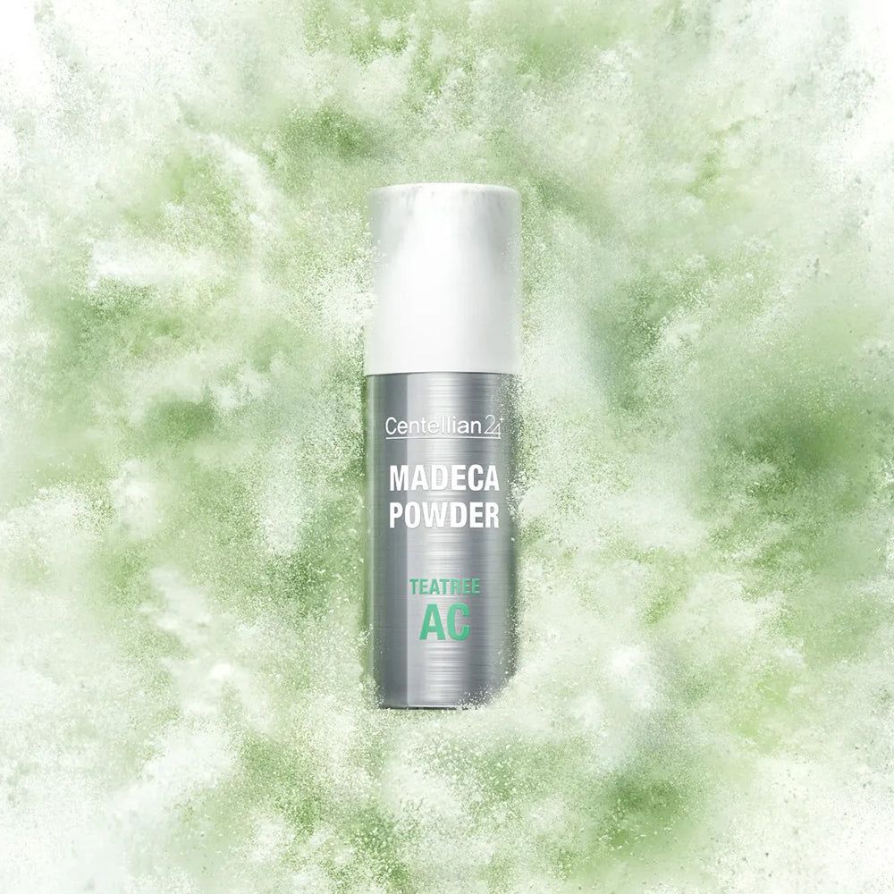 Zylindrische Flasche mit weißem Deckel. Aufschrift: MADECA POWDER, TeaTree AC. Hintergrund: grüner Puder.