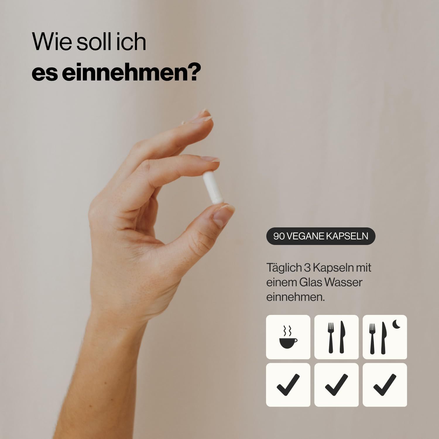 Eine Hand hält eine weiße Kapsel. Daneben Informationen zu 90 veganen Kapseln und Einnahmehinweise.