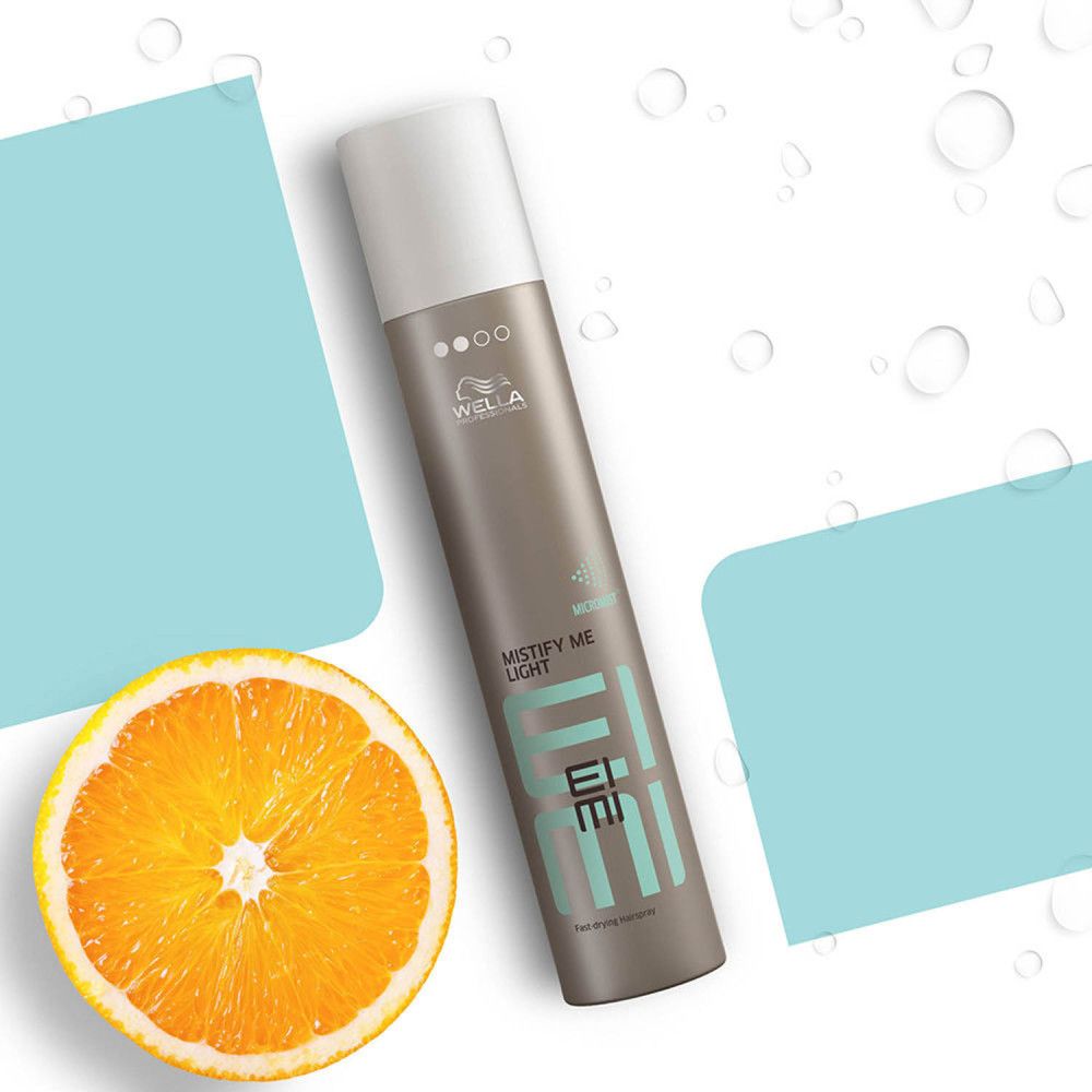 Haarspray-Dose. Marke Wella, Produktname Mistify Me Light. Zylindrische Form, graue Farbe mit weißem Deckel. Orange daneben.