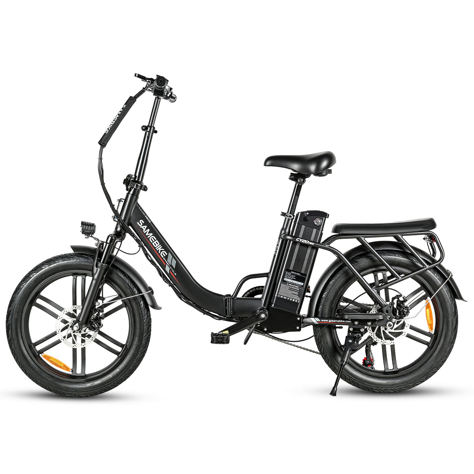 Schwarzes Elektrofahrrad. Gepäckträger, Kotflügel, Scheinwerfer und Akku sind sichtbar. Marke: SAMEBIKE.