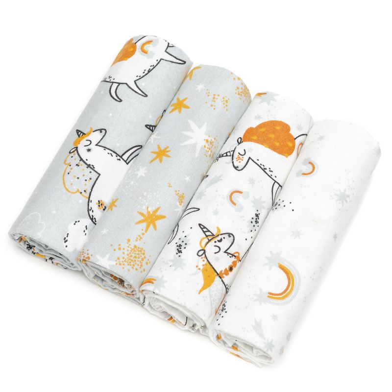 Vier gerollte Stoffwindeln mit Einhorn-Motiven und Sternen. Farben: Grau, Weiß, Gelb und Orange. Muster wiederholen sich.