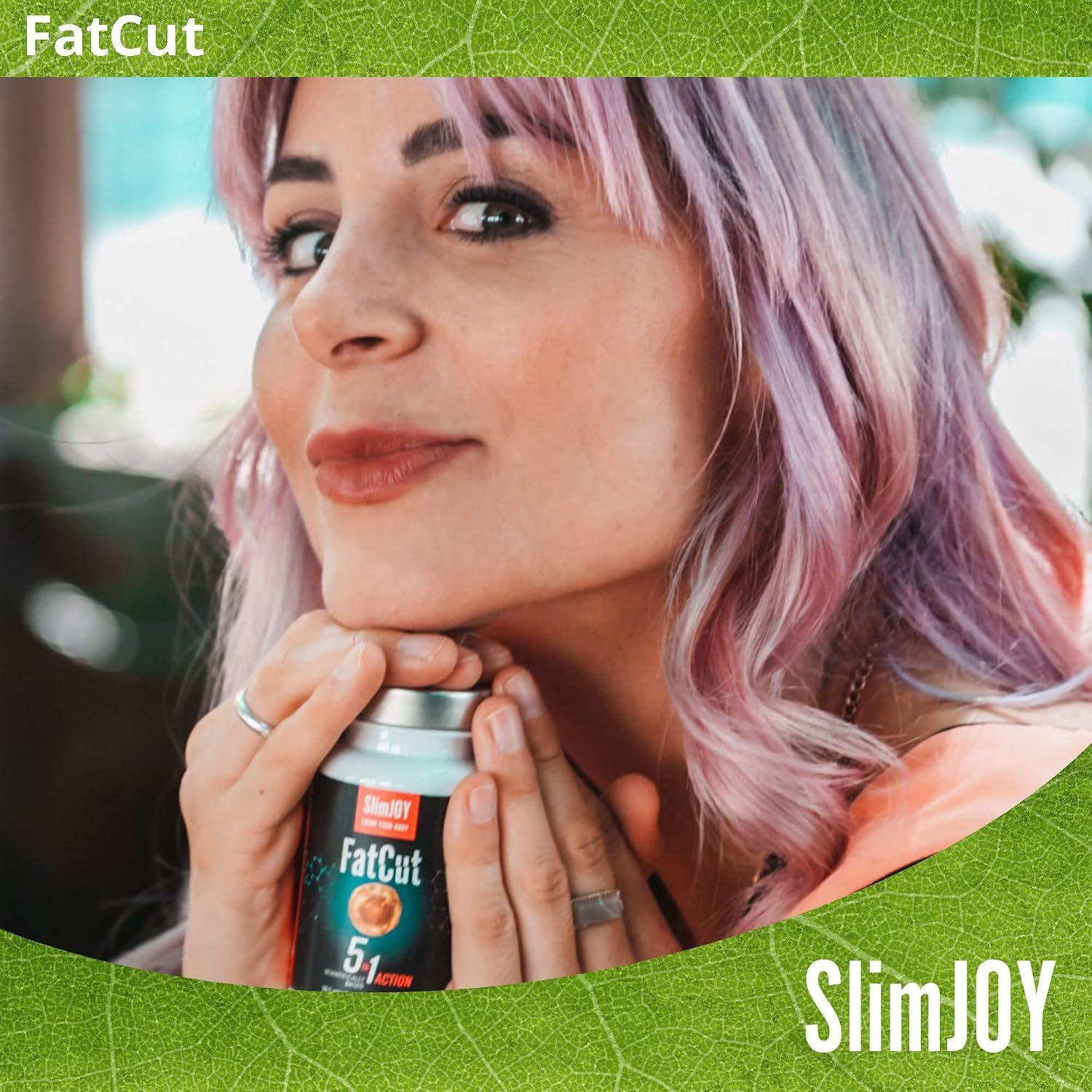 Frau mit lila Haaren hält eine Dose SlimJOY FatCut.