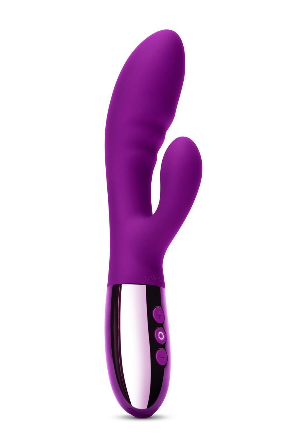 Lila Vibrator mit gebogener Form und zwei Aufsätzen. Unterteil mit drei Knöpfen und silberfarbenem Abschluss.
