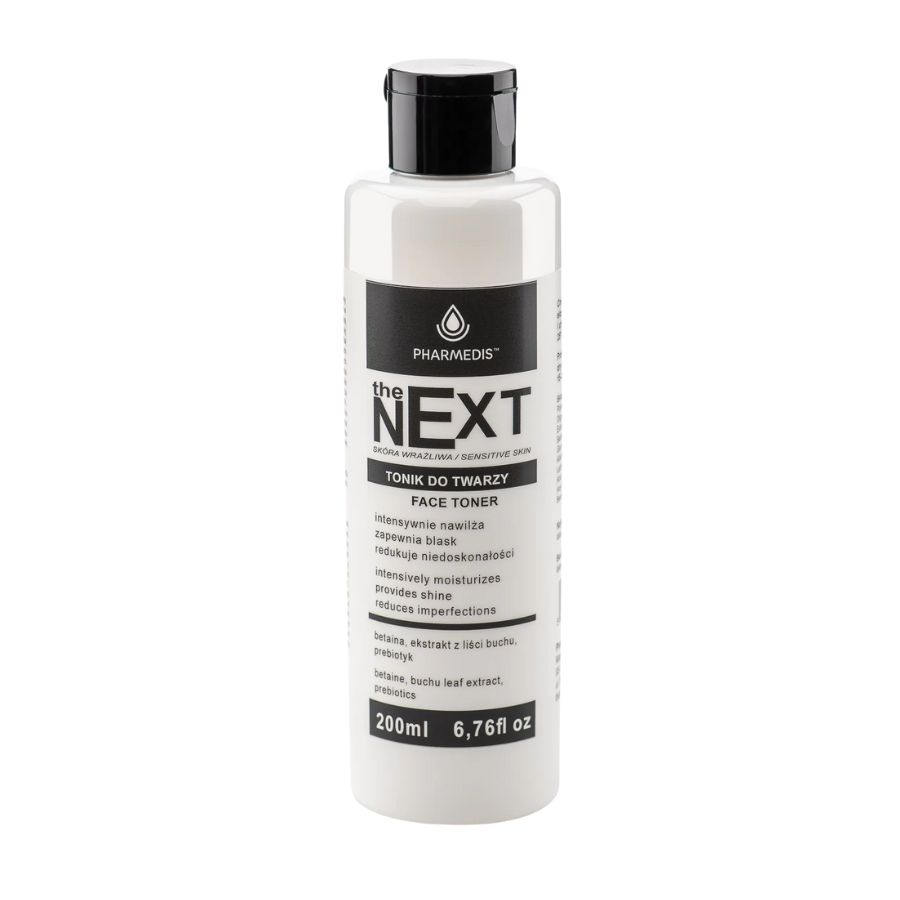 Weiße Flasche mit schwarzem Deckel. Aufschrift 'the NEXT' und 'FACE TONER'. 200ml und 6,76 fl oz.