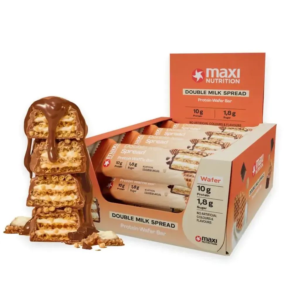 Protein Waffel Bar, Double Milk Spread. Geöffnete Verpackung mit Riegeln. Einzelner Riegel mit Schokoladenüberzug. MaxiNutrition Logo.