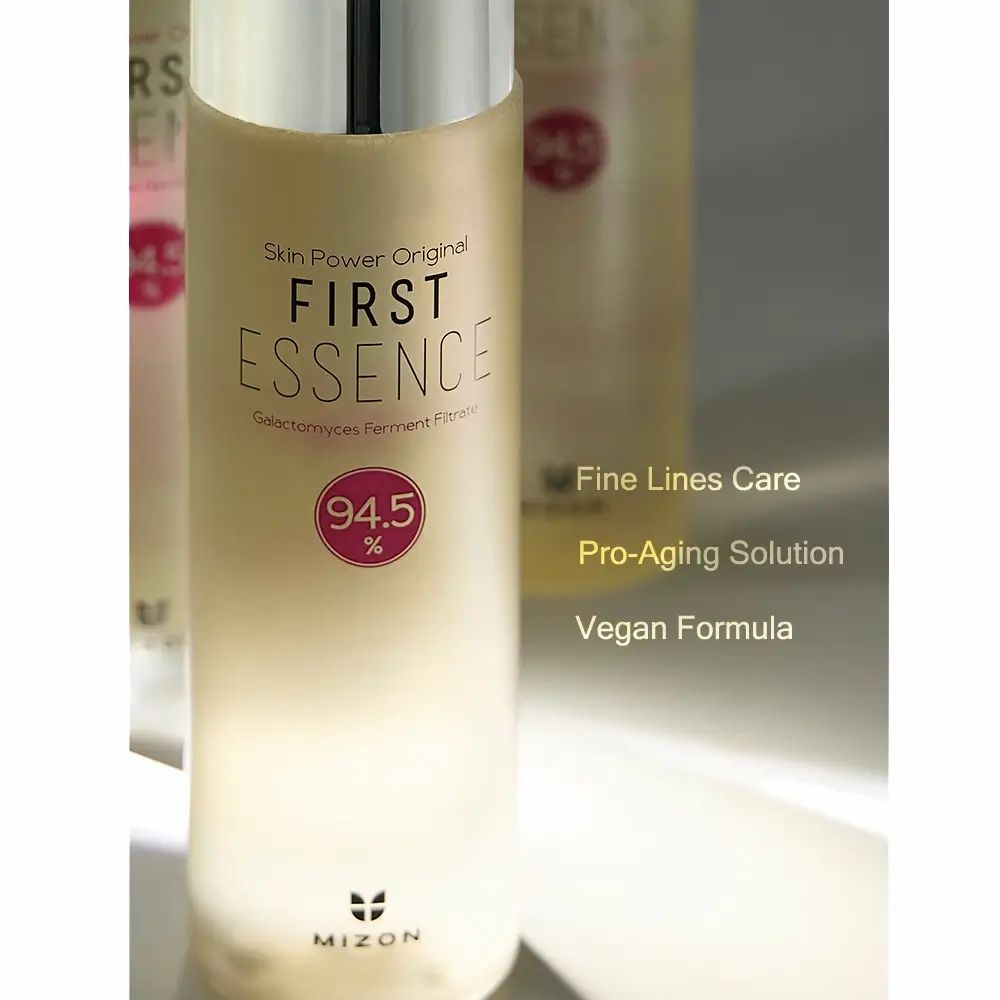 Hautpflege-Essenz-Flasche mit Text: First Essence, 94,5%, Fine Lines Care, Vegan Formula. Marke: MIZON.