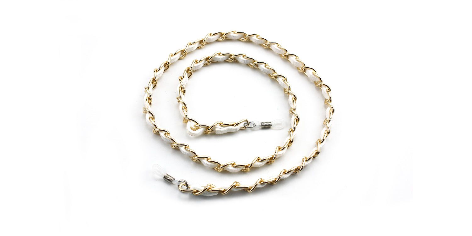 Brillenkette mit goldfarbenen Kettengliedern und weißem Leder. Metallverschlüsse an den Enden.