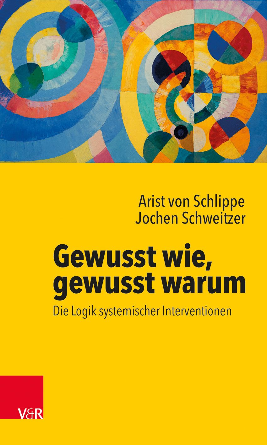 Buchcover: "Gewusst wie, gewusst warum". Autoren: Arist von Schlippe, Jochen Schweitzer. Gelber Hintergrund, farbige abstrakte Kunst.