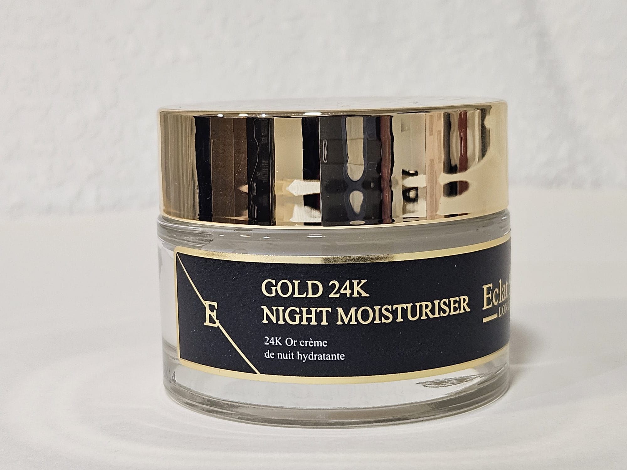 Ein Cremetiegel: Nachtcreme mit 24K Gold, schwarzes Etikett.