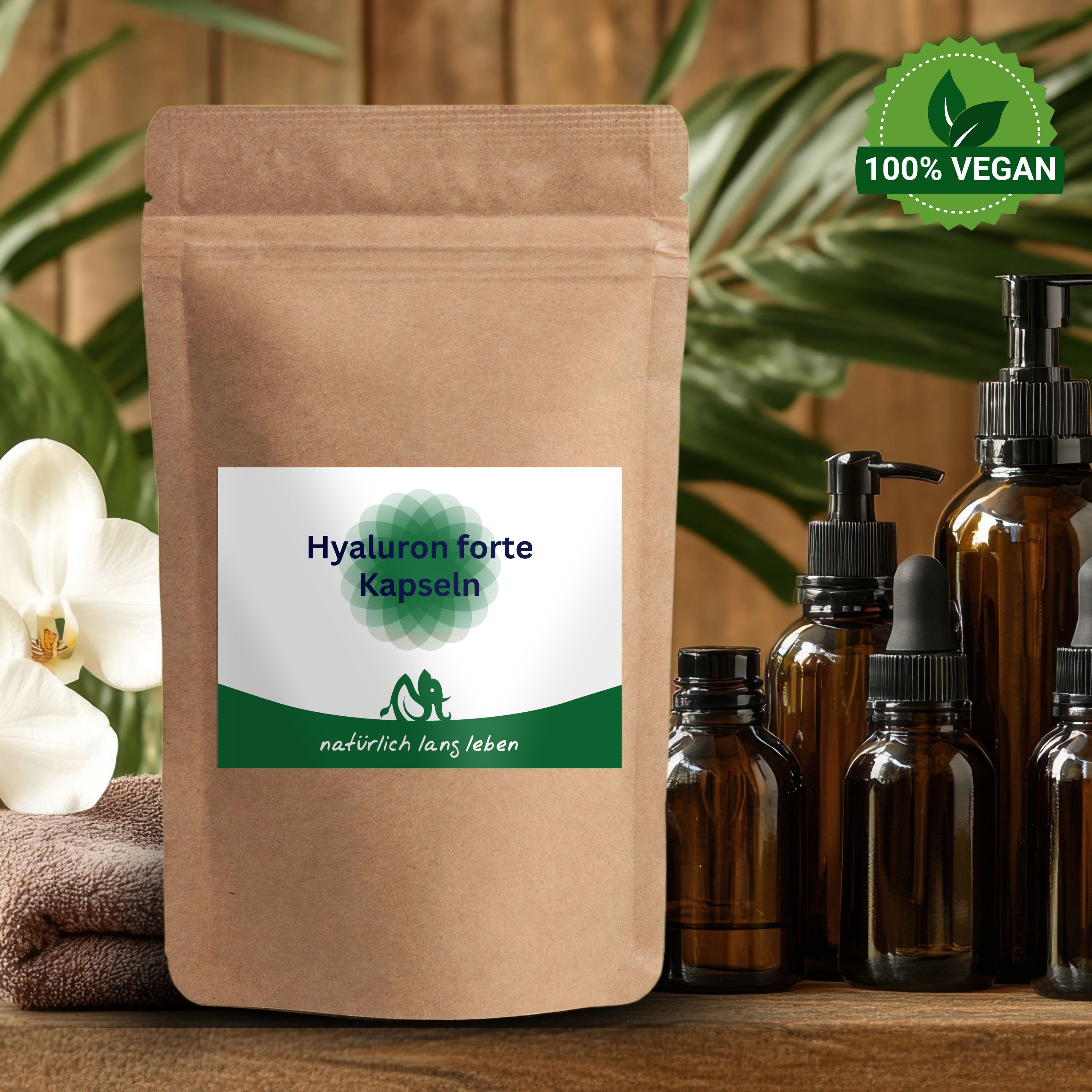 Braune Papierverpackung mit Etikett. Etikett mit grünem Design und Text: Hyaluron forte Kapseln, natürlich lang leben. 100% Vegan.