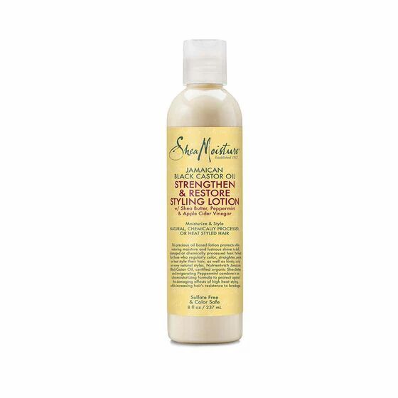 Eine Flasche mit weißem Deckel und gelbem Etikett. Auf dem Etikett steht "Shea Moisture" und "Jamaican Black Castor Oil".