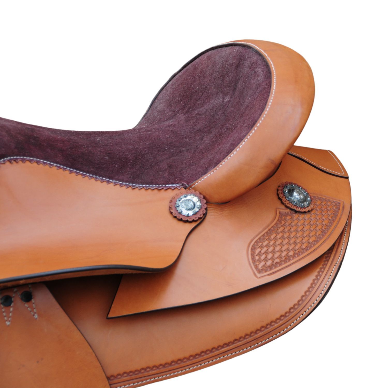 Brauner Sattel mit Ziernähten und silbernen Verzierungen. Detailansicht, isoliert auf weißem Hintergrund.