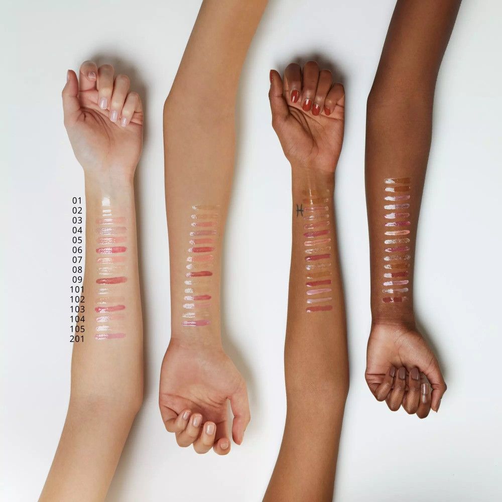 Arme mit verschiedenen Hauttönen zeigen Lipgloss-Farben. Auf jedem Arm sind mehrere Farbtöne aufgetragen. Nummerierung der Farbtöne.