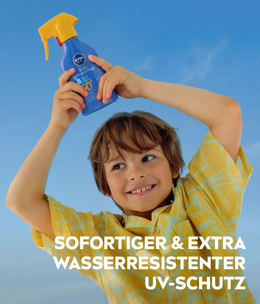 Kind hält NIVEA Sun Kids Sonnenspray LSF 50+ hoch. Sofortiger & extra wasserresistenter UV-Schutz.