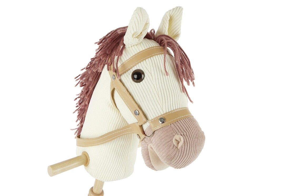 Steckenpferd-Kopf, cremefarbenes Cord, braune Mähne und Zaumzeug, Holzstab. Blick von vorne.