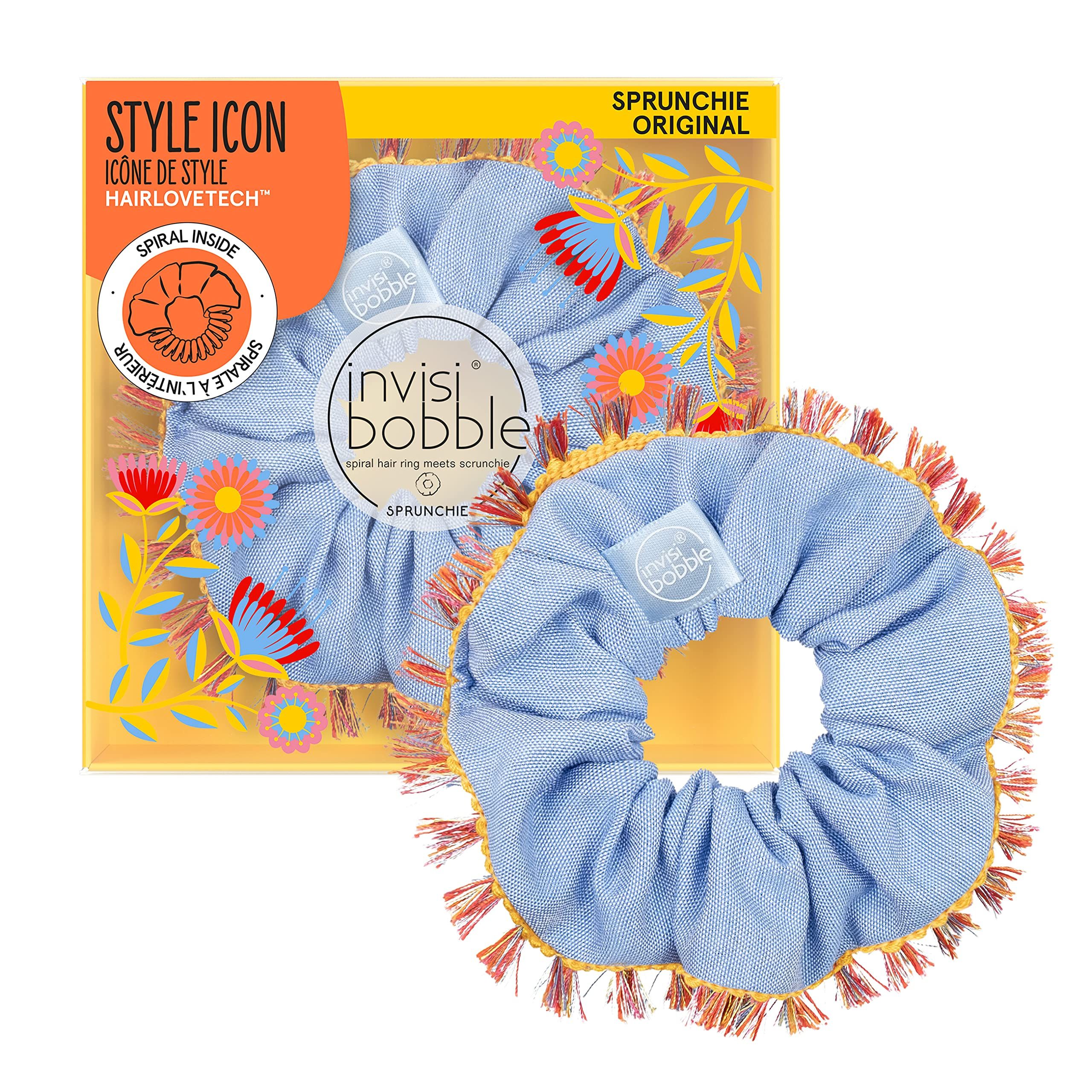 Zwei blaue Scrunchies mit Fransen in Verpackung. Aufdrucke: Style Icon, Sprunchie Original, Invisibobble. Gelbe Verpackung.