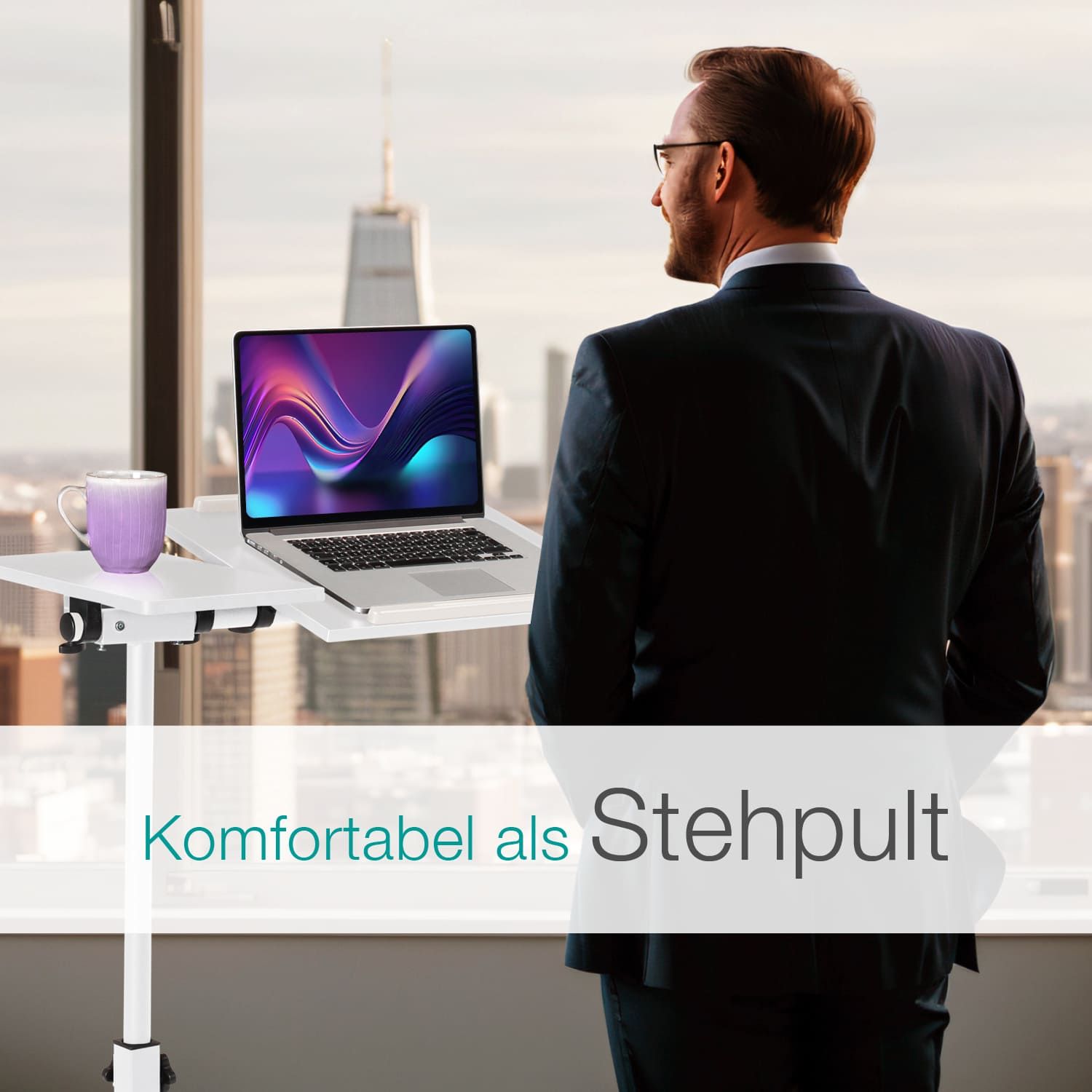 Weißer, höhenverstellbarer Tisch mit Rollen. Mann am Fenster mit Laptop und Tasse. Text: Komfortabel als Stehpult.