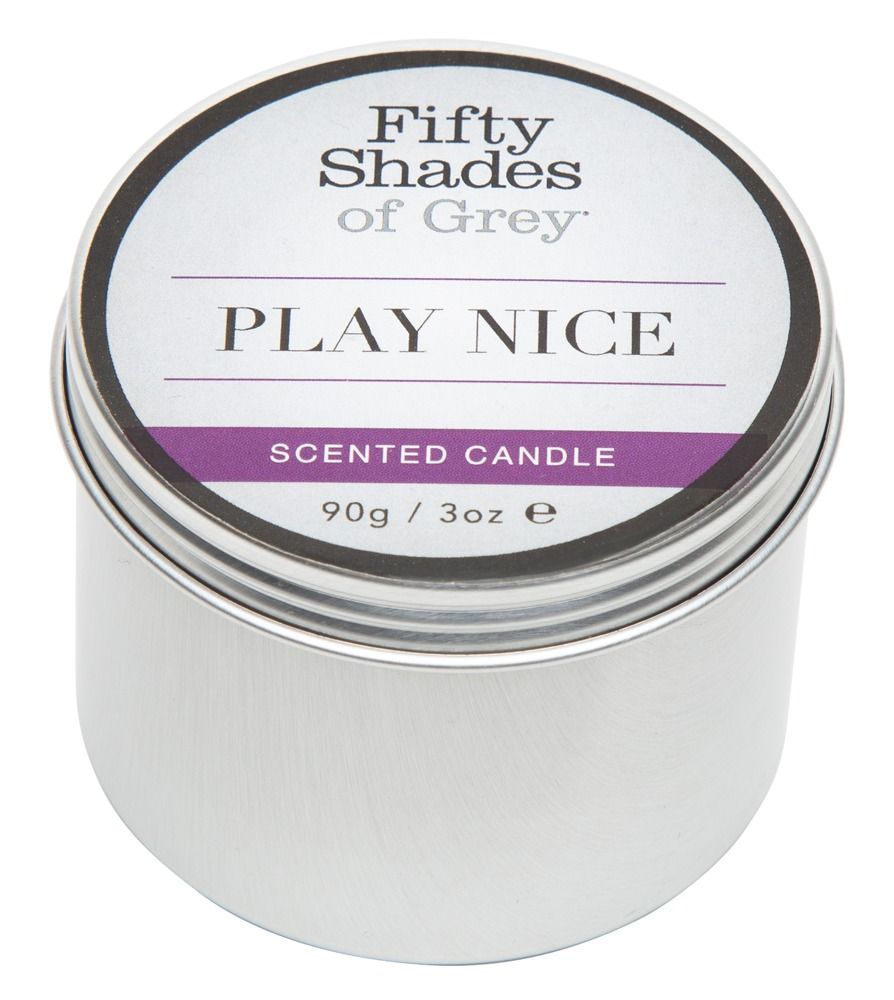 Silberne Dose mit Deckel. Aufschrift: Fifty Shades of Grey, Play Nice, Scented Candle. Lila Streifen, Text: 90g / 3oz e.
