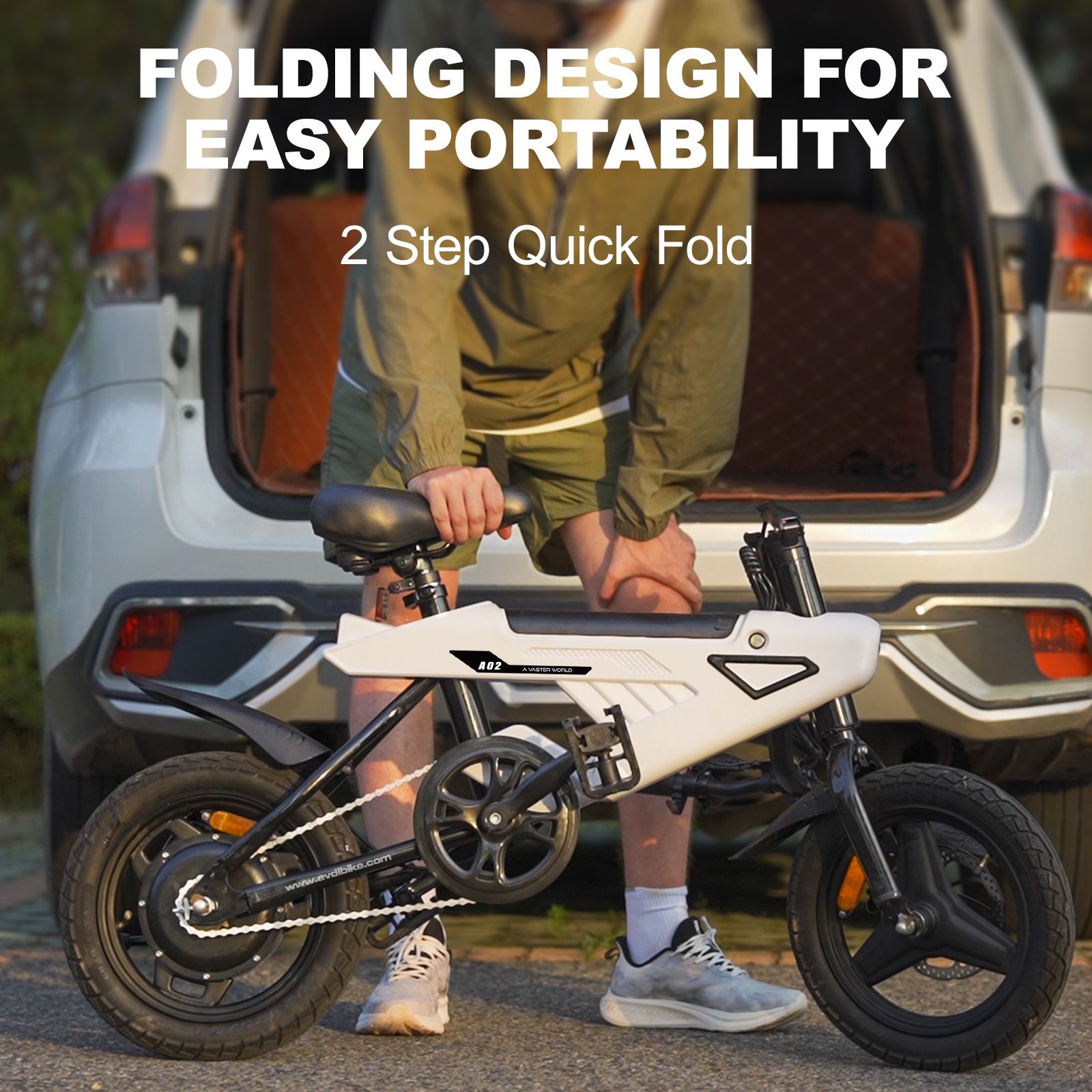 Person hält gefaltetes E-Bike A02. Text: FOLDING DESIGN FOR EASY PORTABILITY. 2 Step Quick Fold. Auto im Hintergrund.