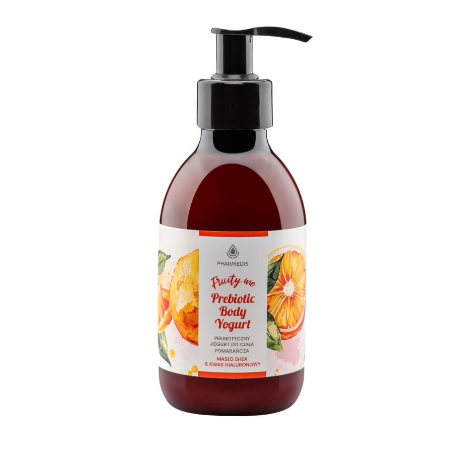 Flasche mit schwarzem Pumpverschluss. Etikett mit Orangen-Illustration und Text: Pharmedis Fruity Me Präbiotischer Körperjoghurt.