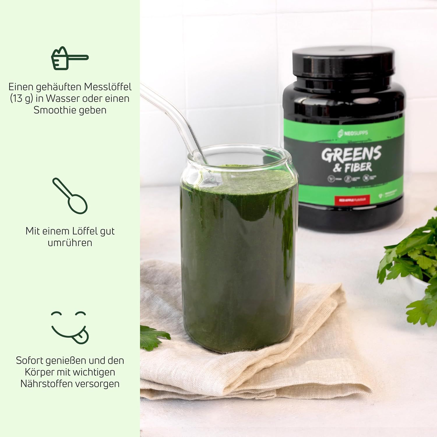 Glas mit grünem Getränk, daneben Dose mit grünem Etikett. Aufschrift: Greens & Fiber. Anweisungen: Messlöffel in Wasser oder Smoothie geben, umrühren.