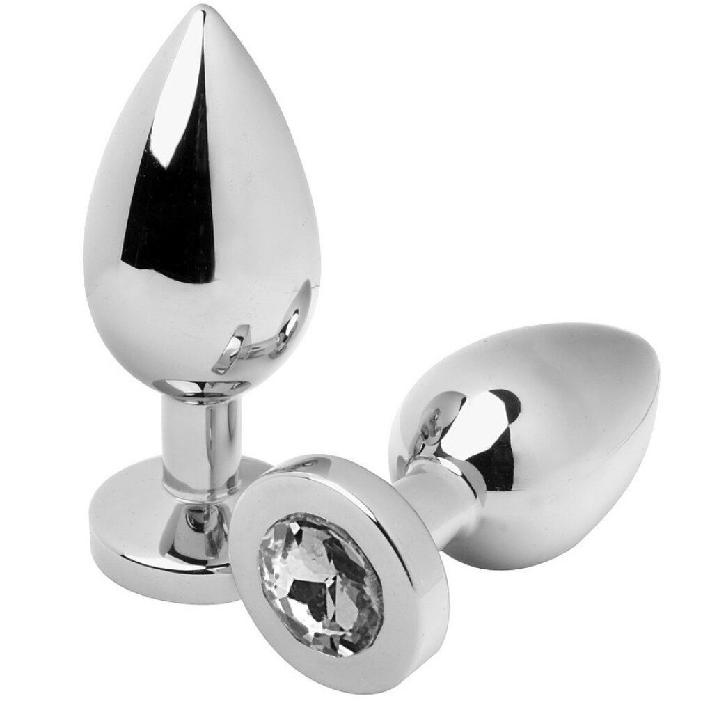 Zwei metallische Analplugs. Einer mit klarem Diamanten. Tropfenförmiger Kopf, runder Sockel. Glänzende Oberfläche.