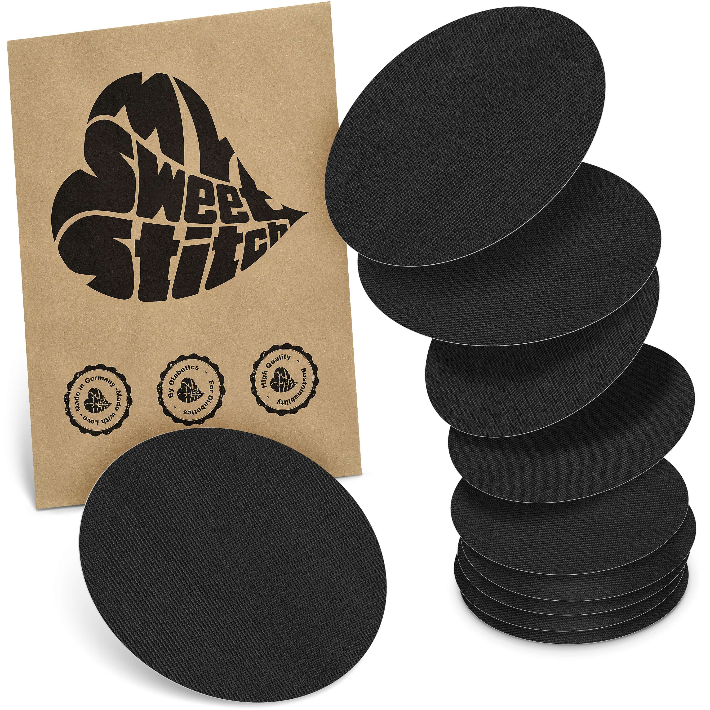 Schwarze, ovale Pflaster mit geriffelter Oberfläche. Neben einer braunen Verpackung mit Logo und Qualitätssiegeln.