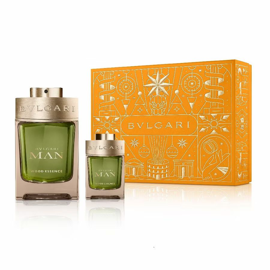 Zwei Parfümflakons und eine Geschenkbox. Flakons mit silbernen Deckeln und grüner Flüssigkeit. Box orange mit goldenen Verzierungen und Schriftzug Bvlgari.