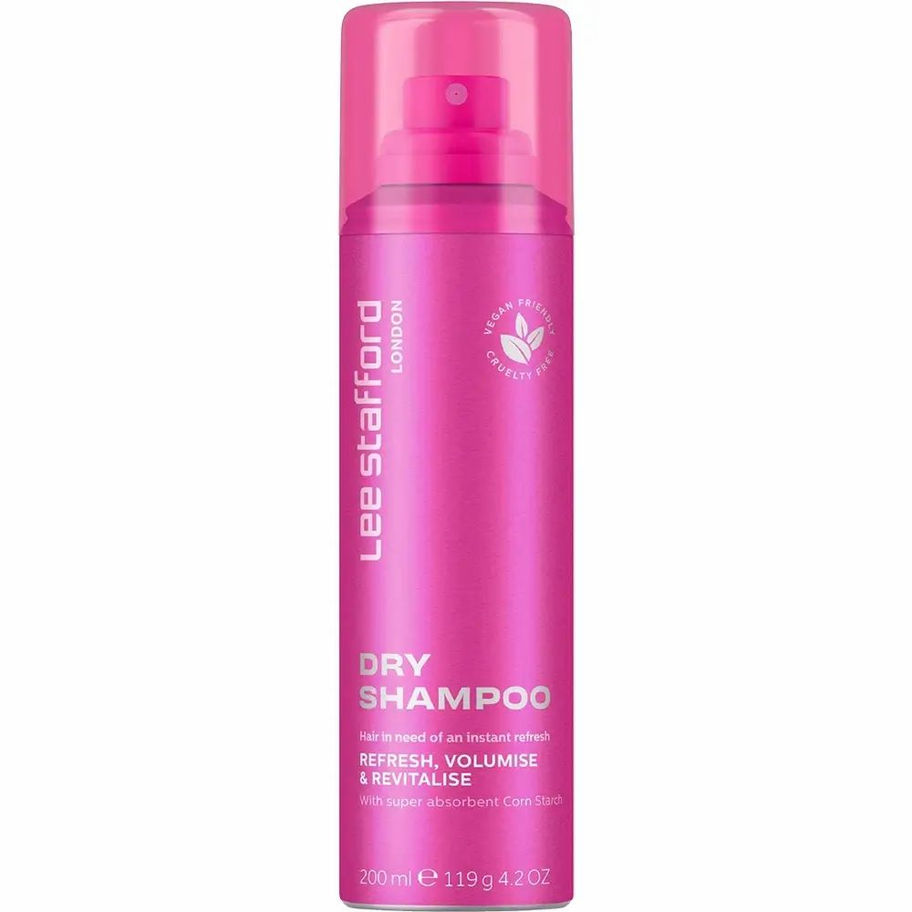 Rosa Trockenshampoo-Dose. Aufschrift: LEE STAFFORD LONDON, DRY SHAMPOO, REFRESH, VOLUMISE & REVITALISE. Vegan-Siegel, Cruelty Free.